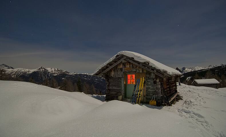 Hütte im Lesachtal im Winter bei Nacht